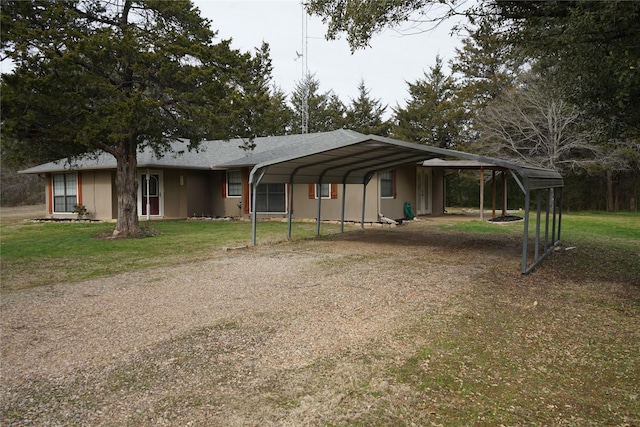 view of front of property featuring a front yard and a carport