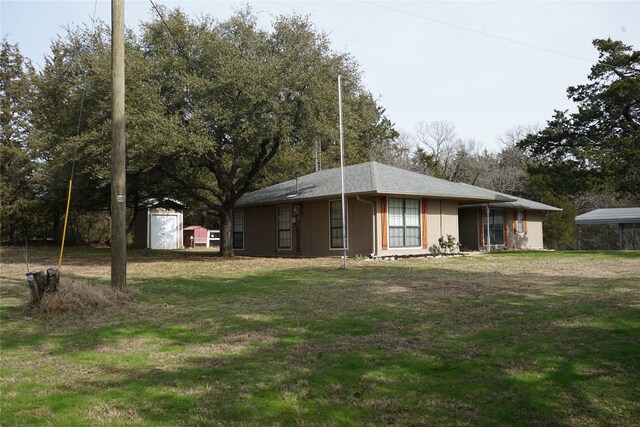 view of yard with a storage unit