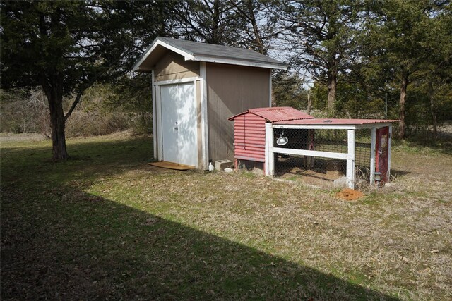 view of outdoor structure featuring a yard