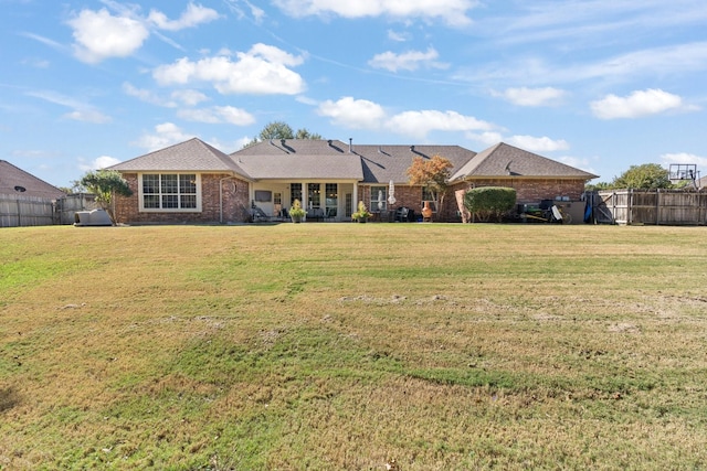 single story home with a front lawn