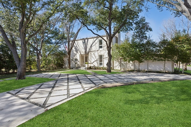 view of front of property featuring a front yard