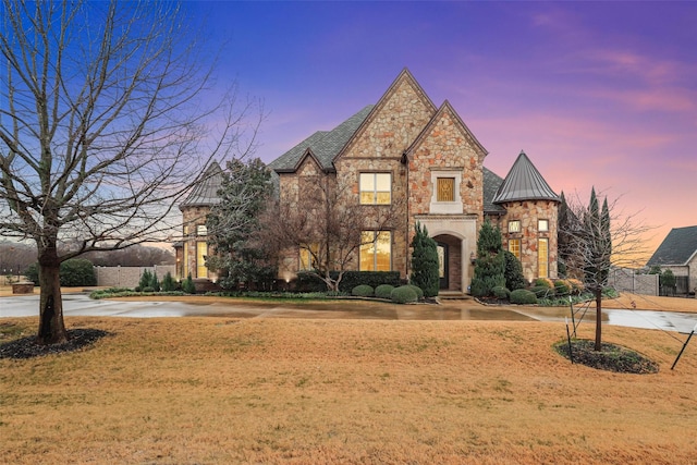 view of front of property featuring a yard