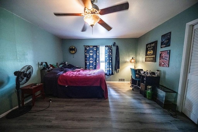 bedroom featuring dark wood-type flooring and ceiling fan