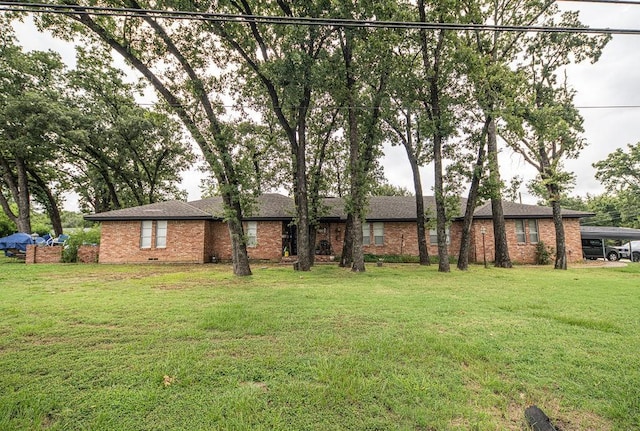 view of front of home featuring a front yard