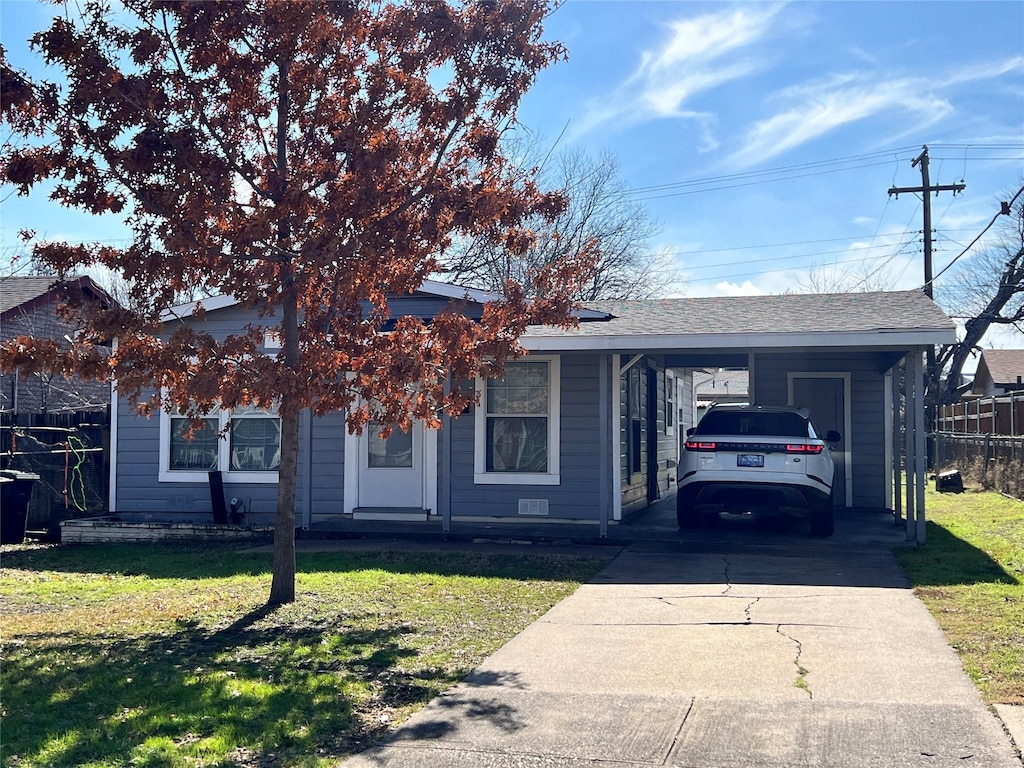 view of front of house with a carport and a front lawn