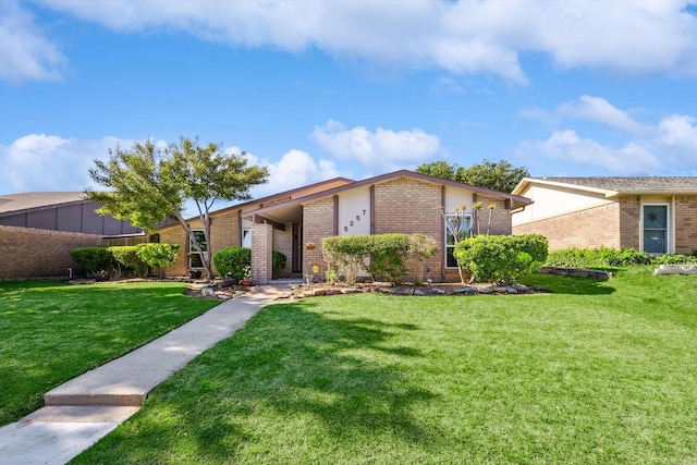 ranch-style home featuring a front lawn