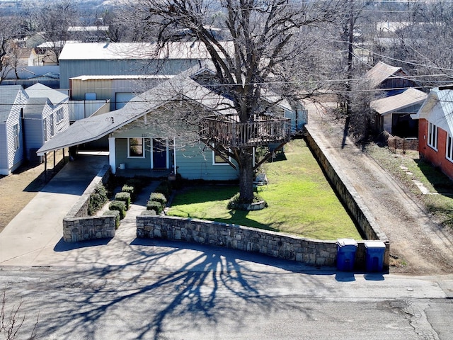 view of front facade featuring a front yard and a carport