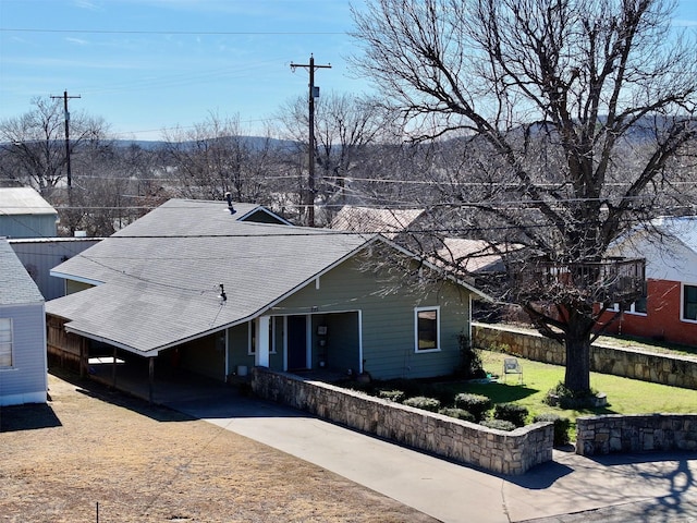 view of front facade with a front lawn