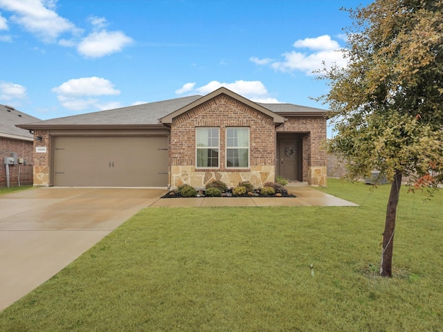 view of front facade featuring a garage and a front lawn