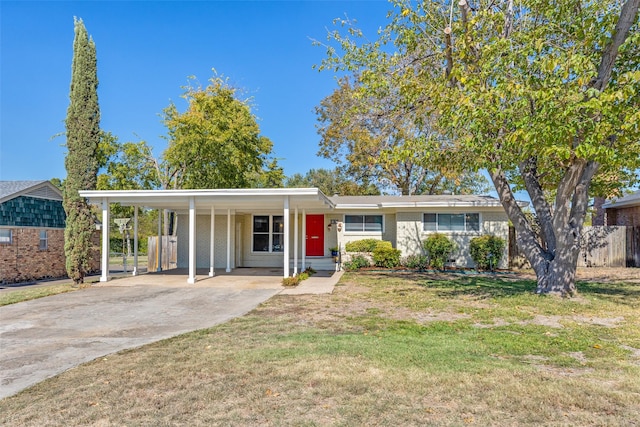 view of front of house featuring a carport and a front lawn