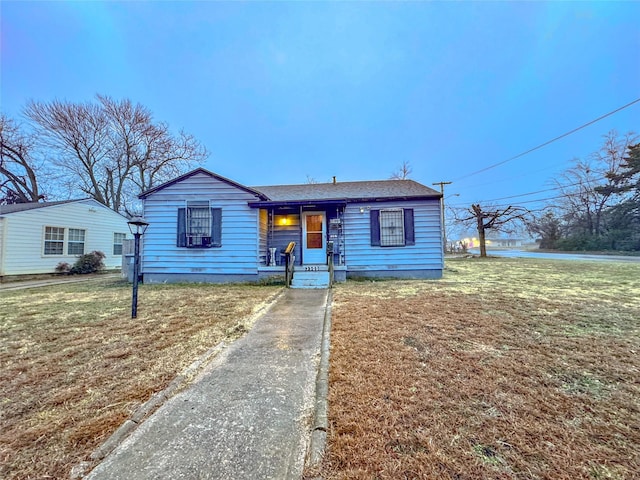 single story home featuring a porch and a front lawn