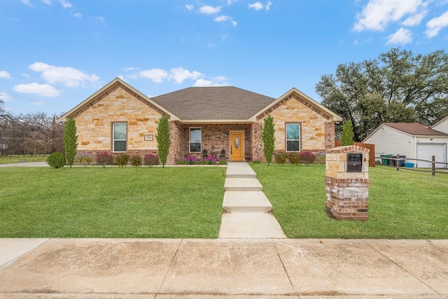 view of front of house featuring a front lawn