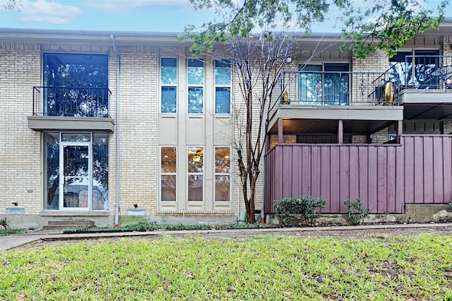 view of front of property with a front lawn