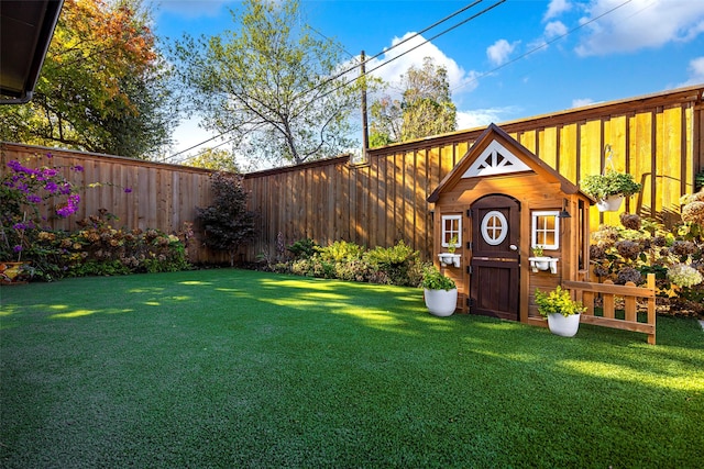 view of yard with an outdoor structure