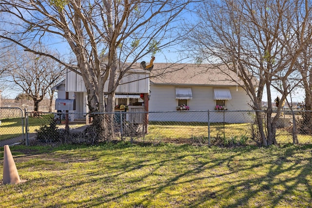 view of front facade with a front lawn