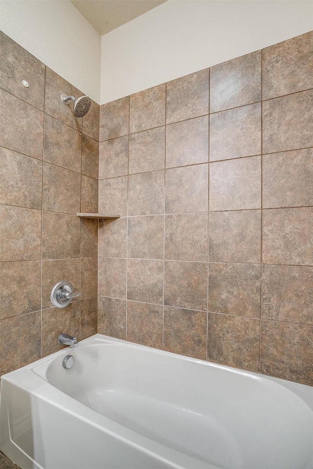 bathroom featuring tiled shower / bath