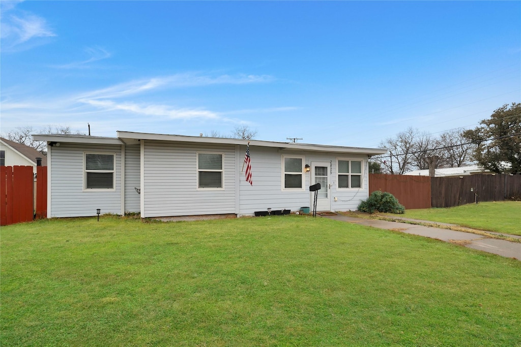 view of front facade featuring a front lawn