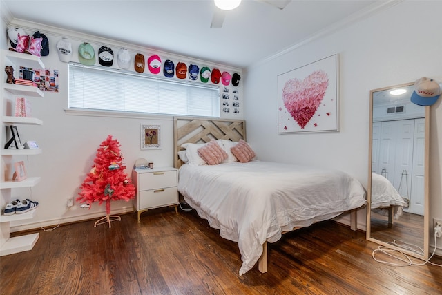 bedroom featuring crown molding, dark hardwood / wood-style floors, and ceiling fan