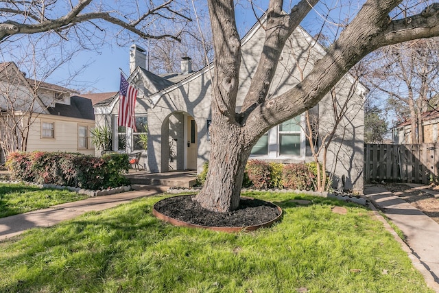 view of front of house featuring a front yard