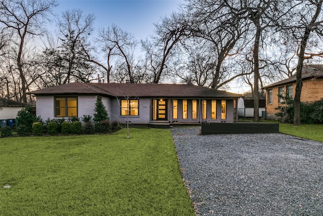 single story home featuring a front lawn