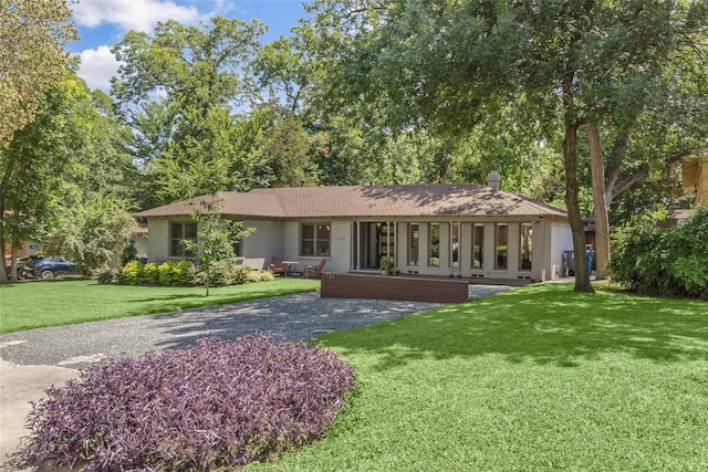 view of front facade with a front lawn