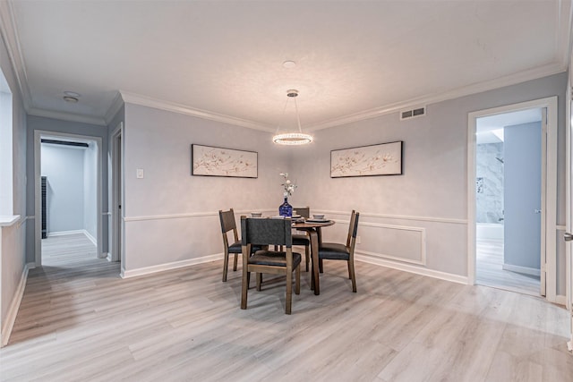 6004 E University Blvd Unit 131, Dallas, TX 75206 - dining space with visible vents, ornamental molding, light wood-style floors, and baseboards