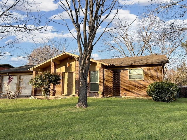 view of front facade featuring a garage and a front lawn