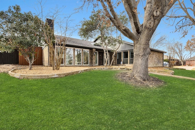 view of front of property featuring a front lawn