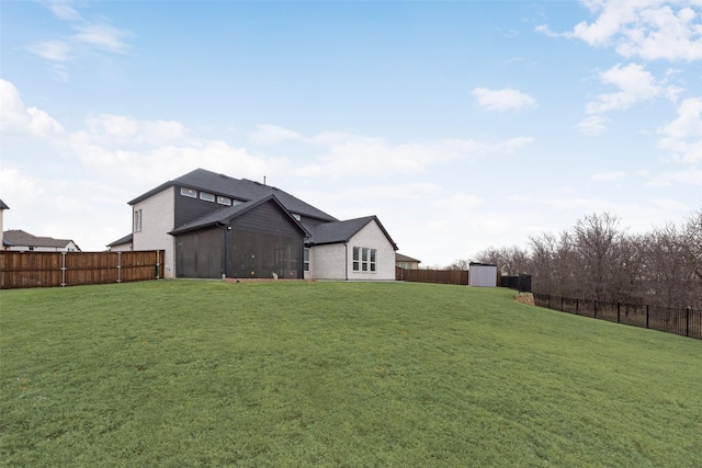 view of yard featuring a storage shed