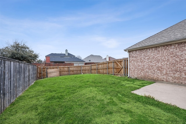 view of yard featuring a patio area