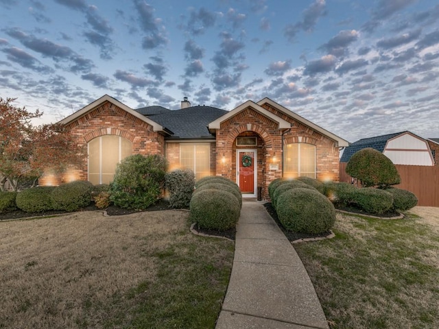 view of front of property featuring a lawn