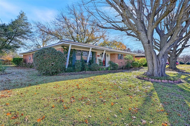 ranch-style house featuring a front lawn