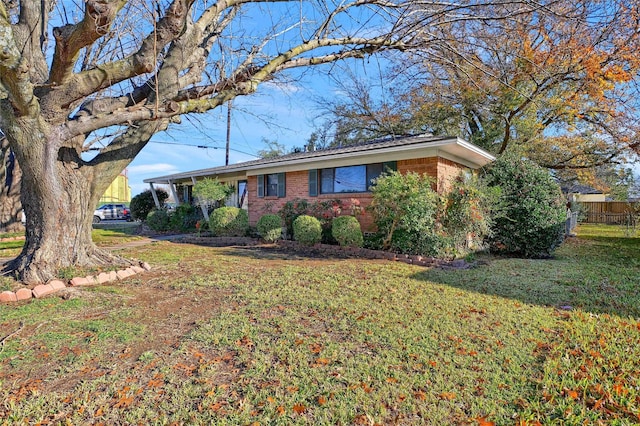 ranch-style house featuring a front lawn