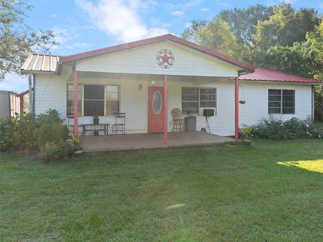 view of front of property featuring a front yard and a patio area