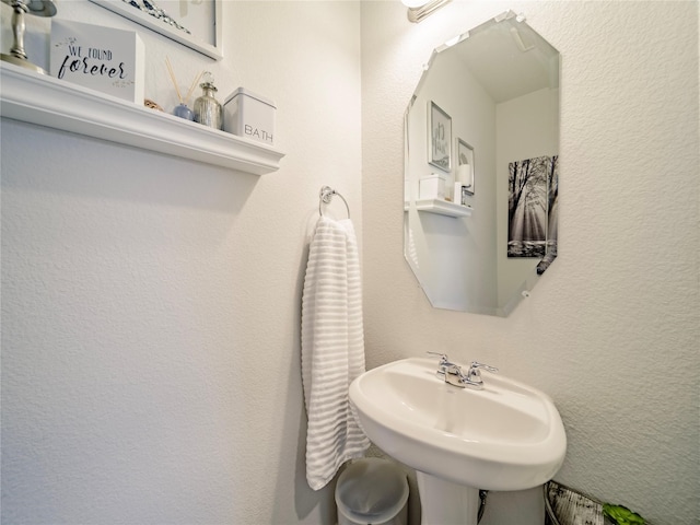 bathroom featuring sink