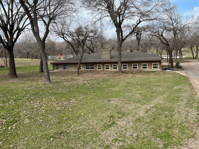 view of front of house featuring a front lawn