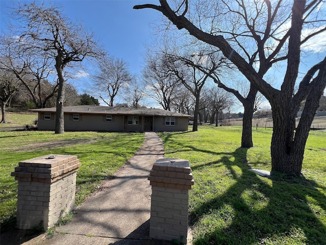 view of front of home featuring a front yard