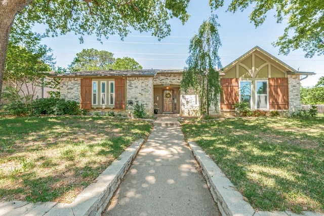 view of front of house featuring brick siding and a front lawn