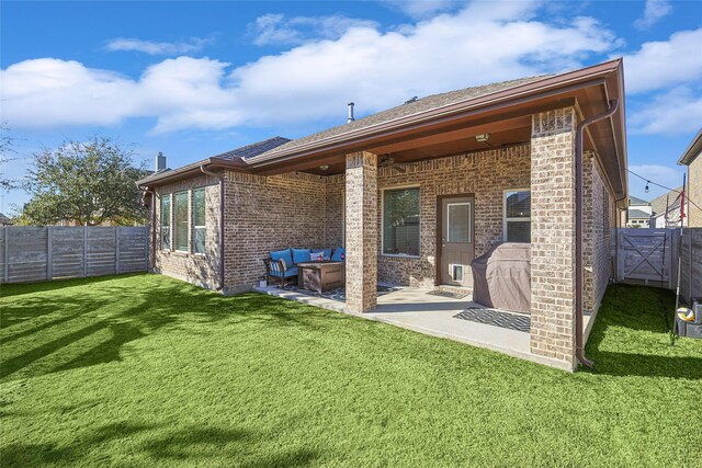 view of yard featuring a shed