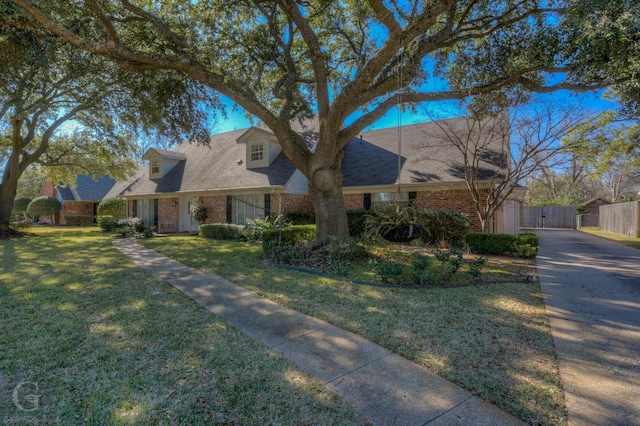 view of front of property featuring a front lawn