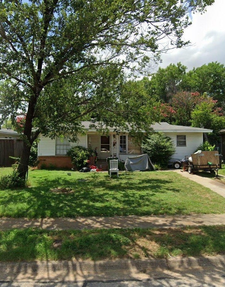 view of front of home featuring a front lawn