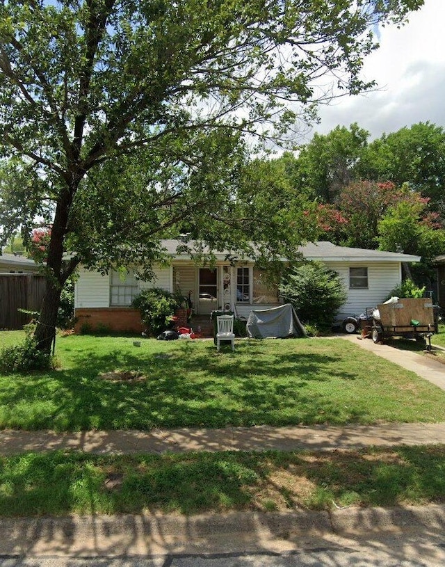 view of front of home featuring a front lawn