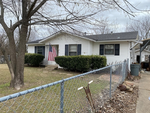 view of front of home featuring a front lawn