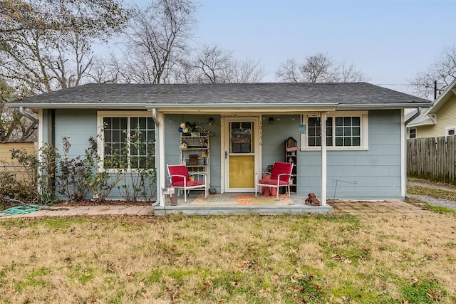 view of front facade with a front yard