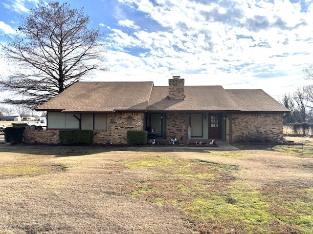 ranch-style house featuring a front lawn