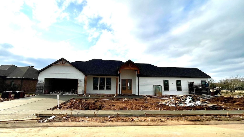 view of front facade featuring a garage