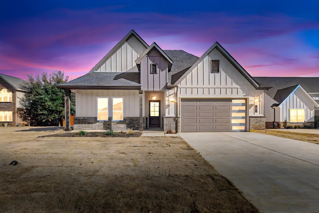 view of front facade with a garage