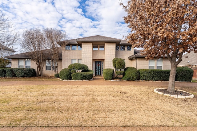 view of front facade featuring a front lawn