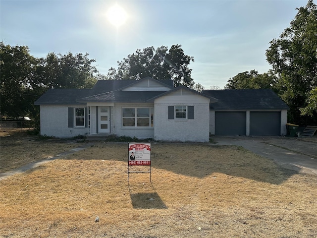 view of front of property featuring a garage and a front yard