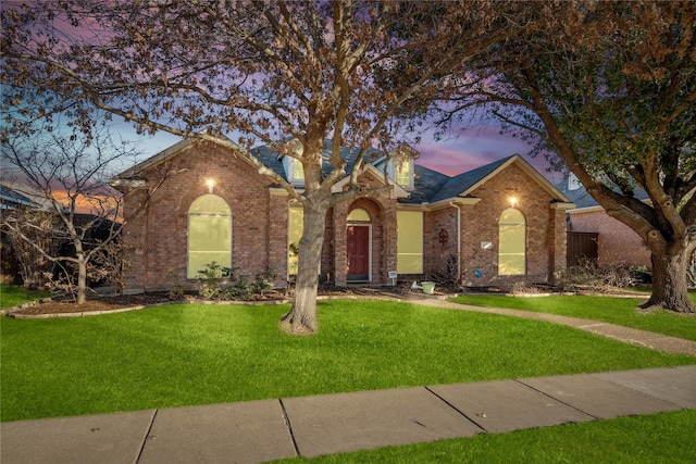 view of front of property featuring a lawn